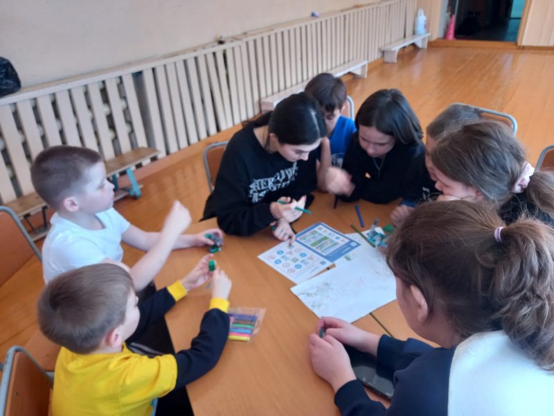 В Дальнереченске Приморского края сотрудники Госавтоинспекции провели для школьников тематическую квест-игру
